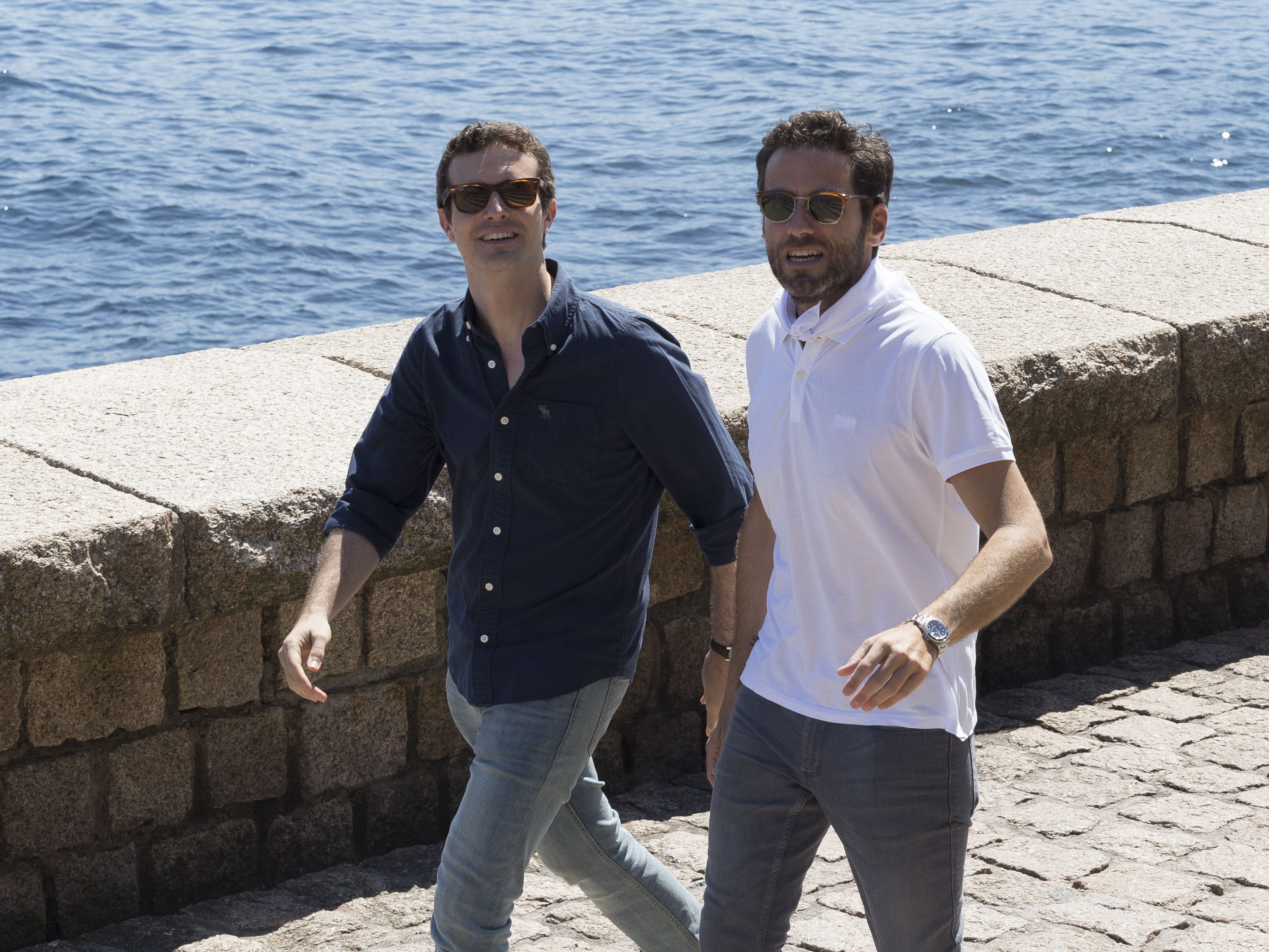 2016: Pablo Casado y Borja Sémper pasean por el Peine del Viento de San Sebastián