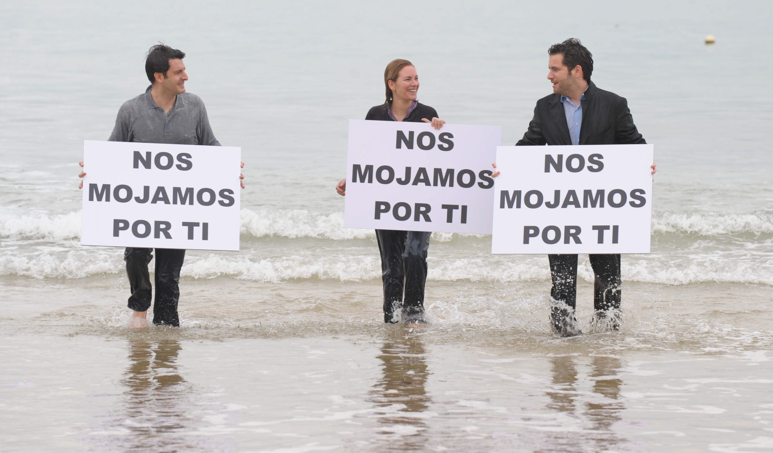 2009: Ramón Gómez, Arantza Quiroga y Borja Sémper se meten en el mar en La Concha con carteles que rezan 'Nos mojamos por ti' 