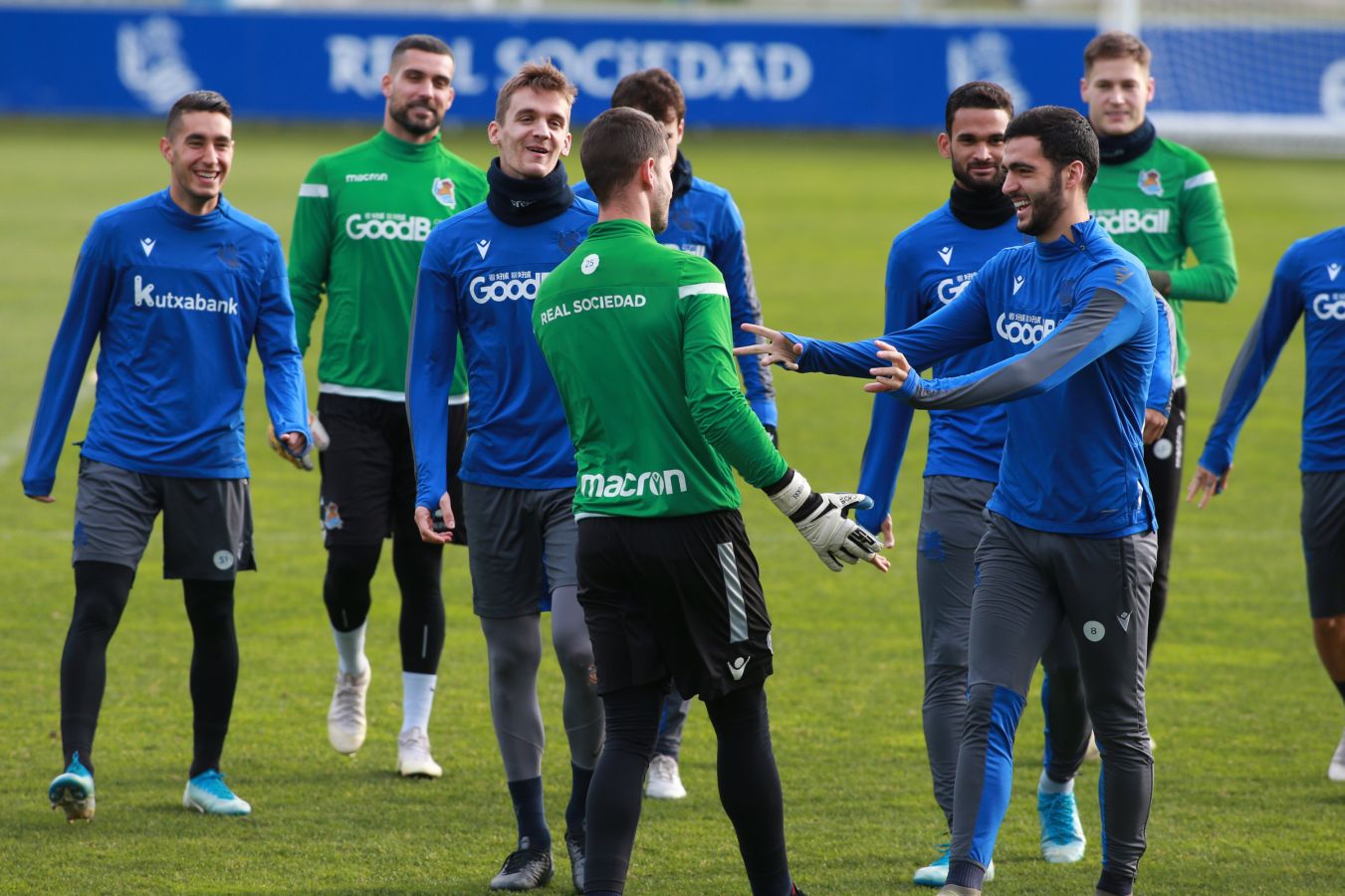 Esta mañana han saltado al Z1 los tres porteros más los que no jugaron en Copa, como Llorente, Pardo, Sagnan y Gorosabel, y los que fueron suplentes, entre ellos Merino, Willian José y Portu, con la novedad del canterano Roberto López