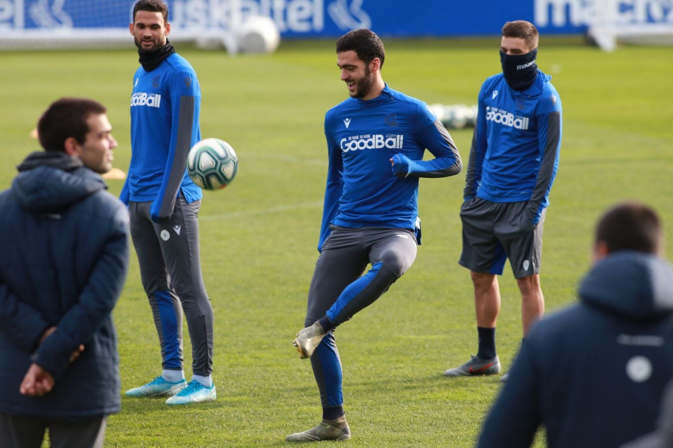 Esta mañana han saltado al Z1 los tres porteros más los que no jugaron en Copa, como Llorente, Pardo, Sagnan y Gorosabel, y los que fueron suplentes, entre ellos Merino, Willian José y Portu, con la novedad del canterano Roberto López