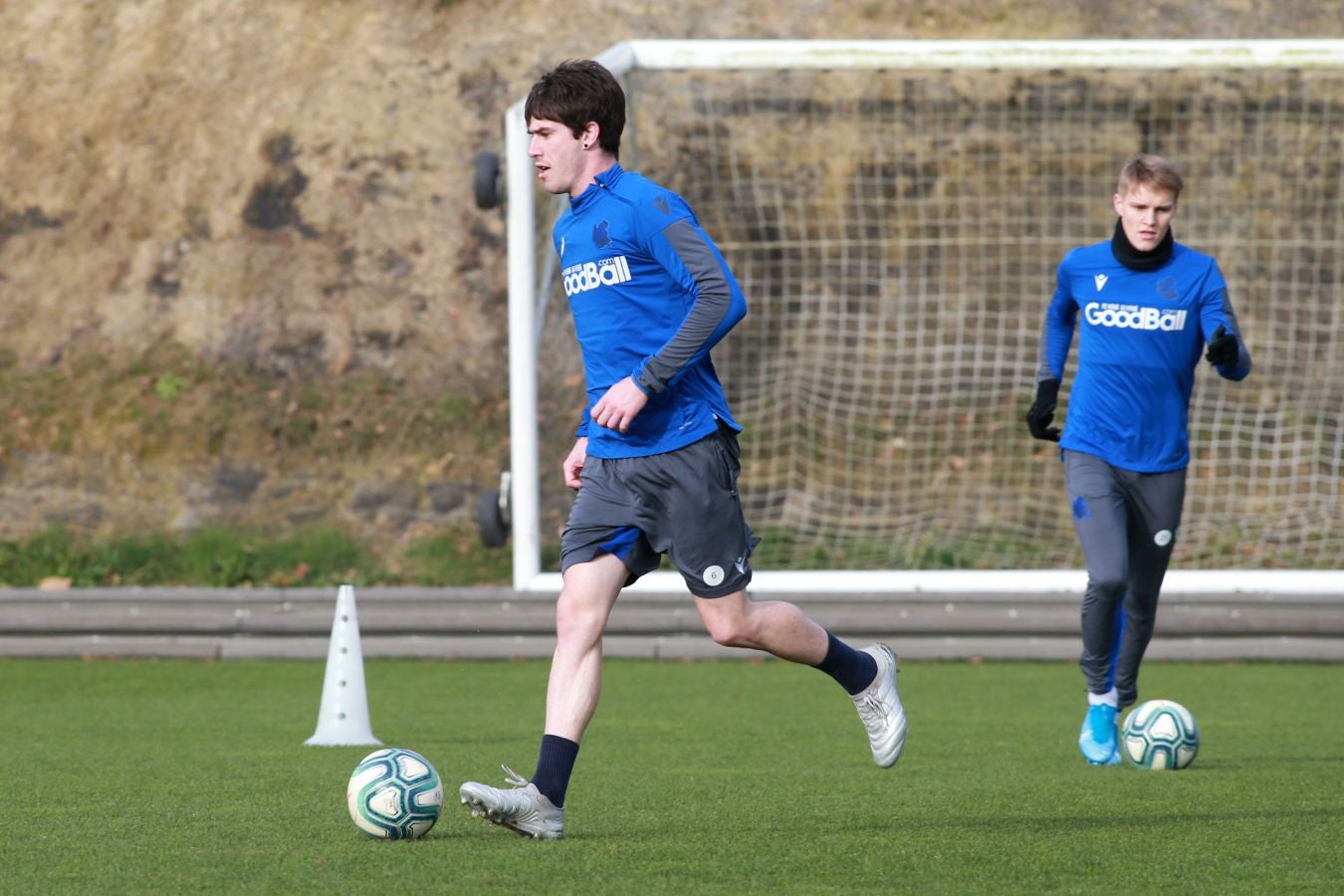 Esta mañana han saltado al Z1 los tres porteros más los que no jugaron en Copa, como Llorente, Pardo, Sagnan y Gorosabel, y los que fueron suplentes, entre ellos Merino, Willian José y Portu, con la novedad del canterano Roberto López