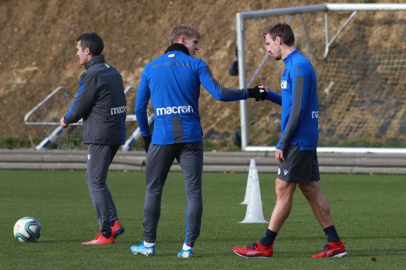 Esta mañana han saltado al Z1 los tres porteros más los que no jugaron en Copa, como Llorente, Pardo, Sagnan y Gorosabel, y los que fueron suplentes, entre ellos Merino, Willian José y Portu, con la novedad del canterano Roberto López