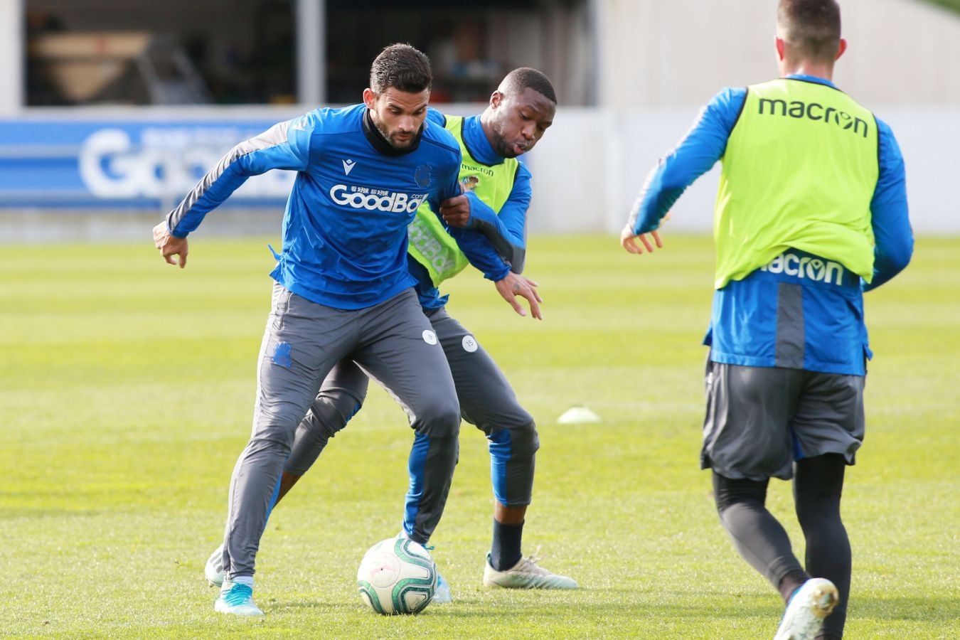 Esta mañana han saltado al Z1 los tres porteros más los que no jugaron en Copa, como Llorente, Pardo, Sagnan y Gorosabel, y los que fueron suplentes, entre ellos Merino, Willian José y Portu, con la novedad del canterano Roberto López