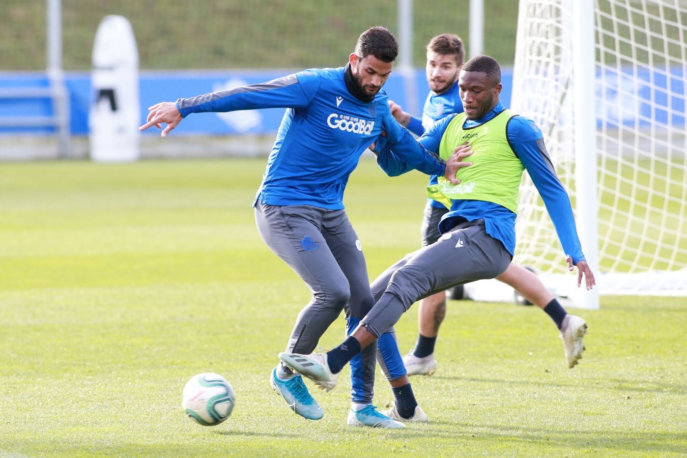 Esta mañana han saltado al Z1 los tres porteros más los que no jugaron en Copa, como Llorente, Pardo, Sagnan y Gorosabel, y los que fueron suplentes, entre ellos Merino, Willian José y Portu, con la novedad del canterano Roberto López