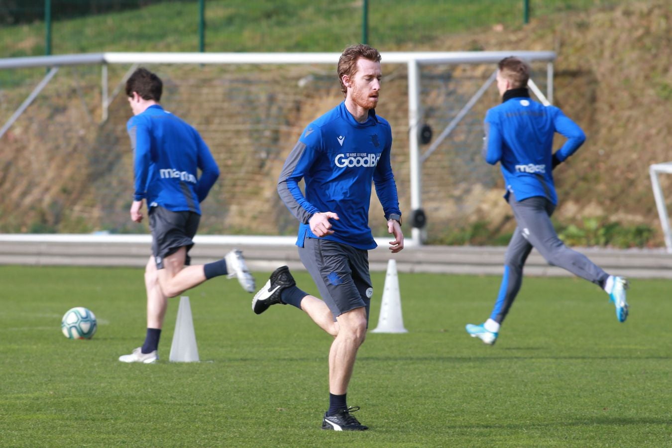 Esta mañana han saltado al Z1 los tres porteros más los que no jugaron en Copa, como Llorente, Pardo, Sagnan y Gorosabel, y los que fueron suplentes, entre ellos Merino, Willian José y Portu, con la novedad del canterano Roberto López