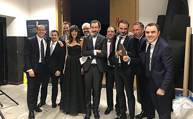 El equipo de 'La trinchera infinita', con el premio en manos de Aitor Arregi. En la expresión de Jon Garaño, en el centro, todavía se refleja la sorpresa. 