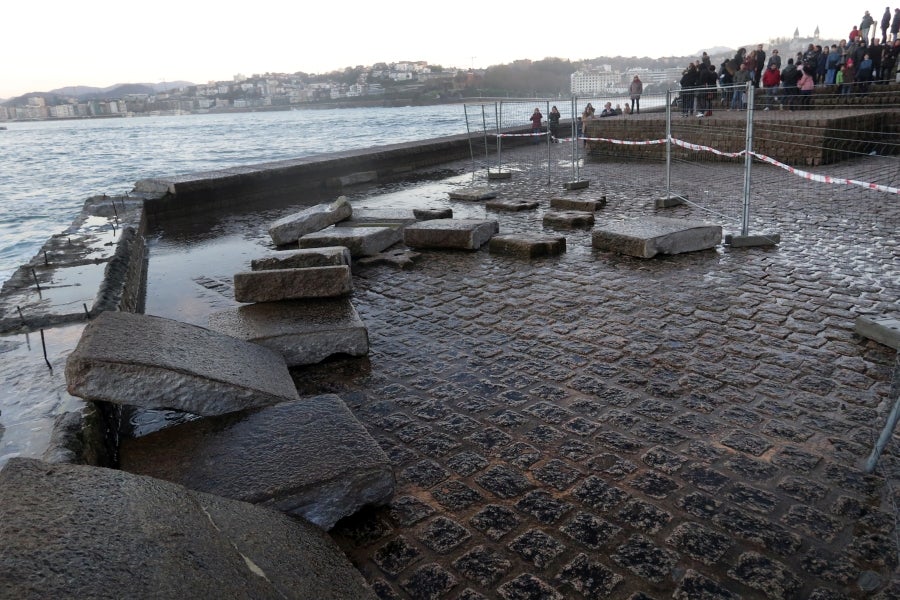 Fotos: Comienzan a recolocar las piedras que el mar arrancó al petril del Peine del Viento