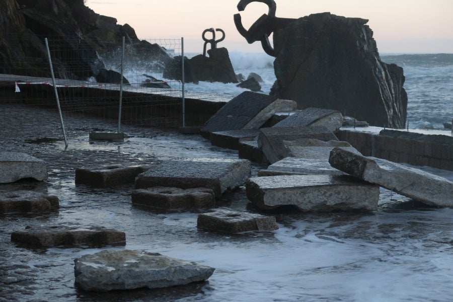 Fotos: Comienzan a recolocar las piedras que el mar arrancó al petril del Peine del Viento