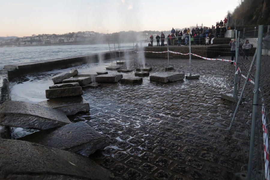 Fotos: Comienzan a recolocar las piedras que el mar arrancó al petril del Peine del Viento