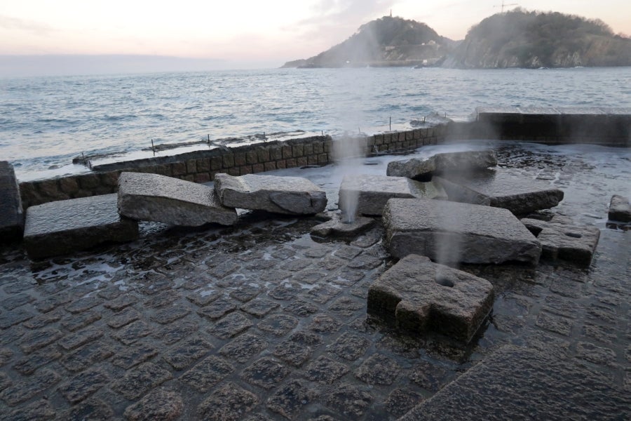 Fotos: Comienzan a recolocar las piedras que el mar arrancó al petril del Peine del Viento