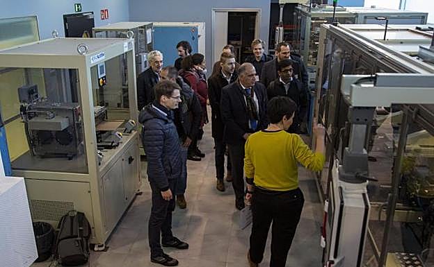 Los miembros del consorcio liderado por Cidetec visitaron ayer por la tarde las instalaciones del centro tecnológico en Miramon