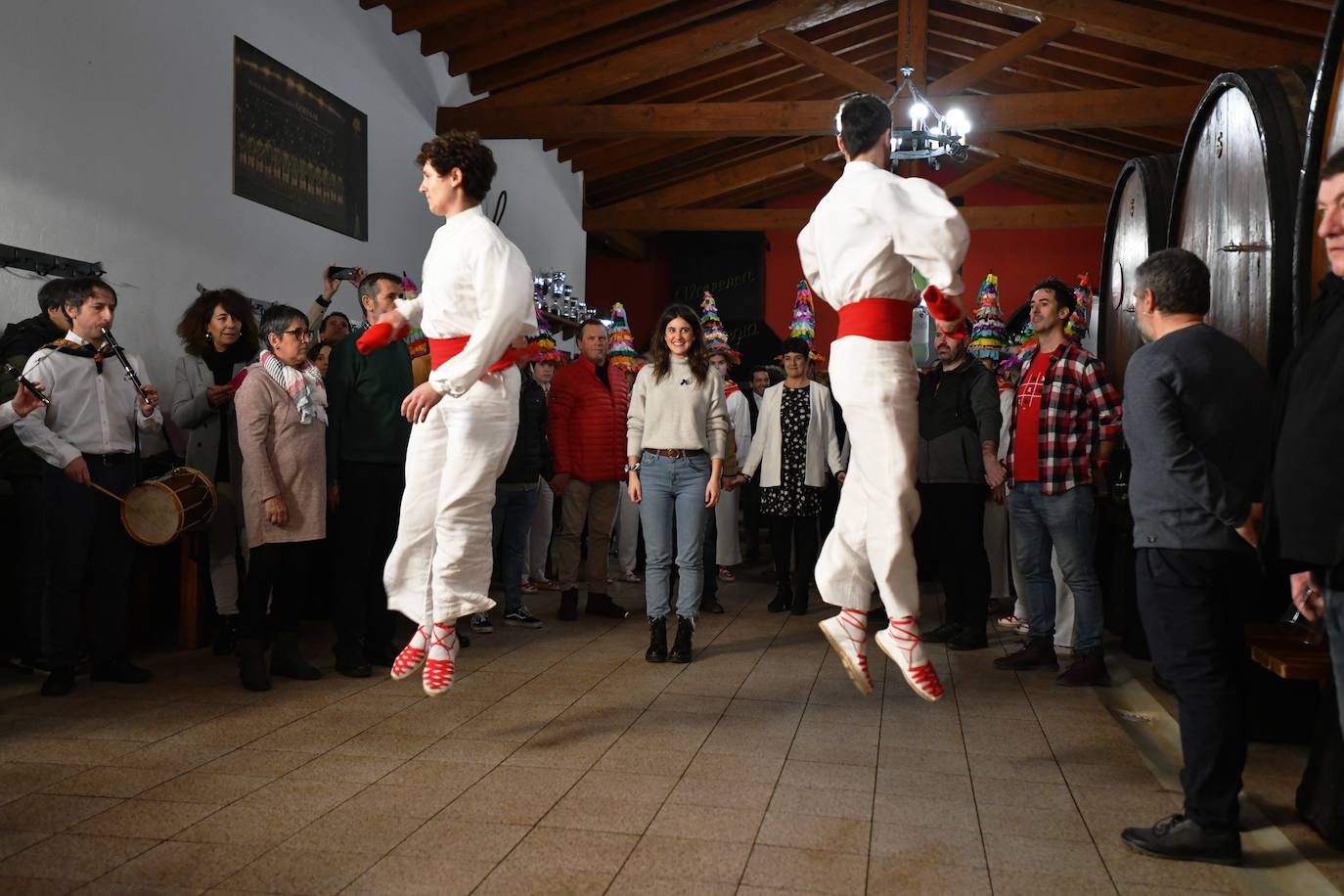 La cantante Izaro ha sido este miércoles la invitada de honor para inaugurar de manera oficial la XXVII temporada del txotx 2020 en la sidrería Alorrenea, de Astigarraga. Al grito del ya tradicional 'Gure Sagardo Berria' ('Nuestra nueva sidra'), Izaro ha abierto la primera kupela de sidra, que este año se caracteriza por ser un caldo «equilibrado y con aromas a fruta fresca». Se da la paradoja de que la cantante no bebe alcohol, como ella misma ha reconocido, aunque ha recibido con «honor» la invitación, además de con «sorpresa». Así, ha alzado el vaso y ha probado «un poquito» la sidra.