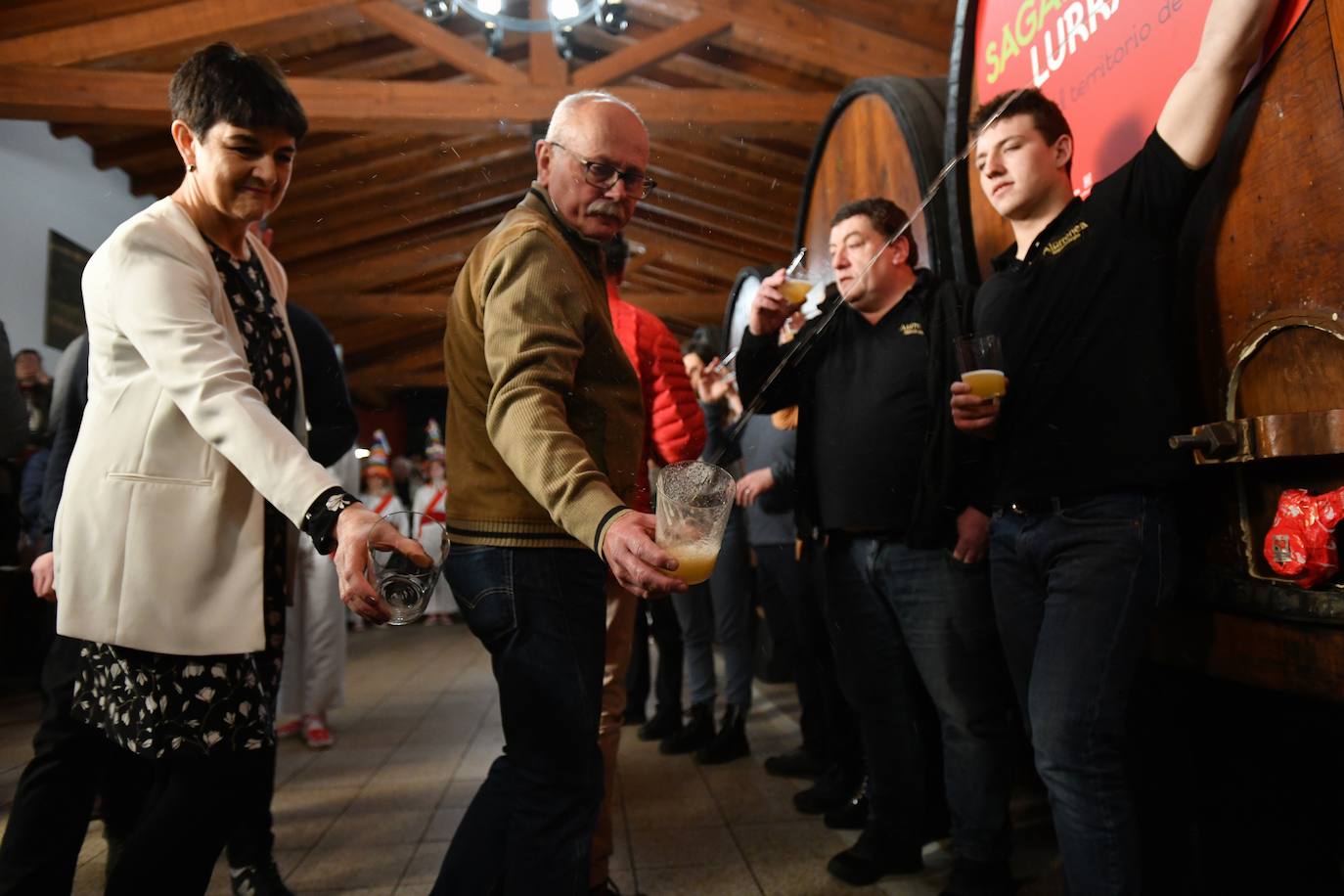 La cantante Izaro ha sido este miércoles la invitada de honor para inaugurar de manera oficial la XXVII temporada del txotx 2020 en la sidrería Alorrenea, de Astigarraga. Al grito del ya tradicional 'Gure Sagardo Berria' ('Nuestra nueva sidra'), Izaro ha abierto la primera kupela de sidra, que este año se caracteriza por ser un caldo «equilibrado y con aromas a fruta fresca». Se da la paradoja de que la cantante no bebe alcohol, como ella misma ha reconocido, aunque ha recibido con «honor» la invitación, además de con «sorpresa». Así, ha alzado el vaso y ha probado «un poquito» la sidra.