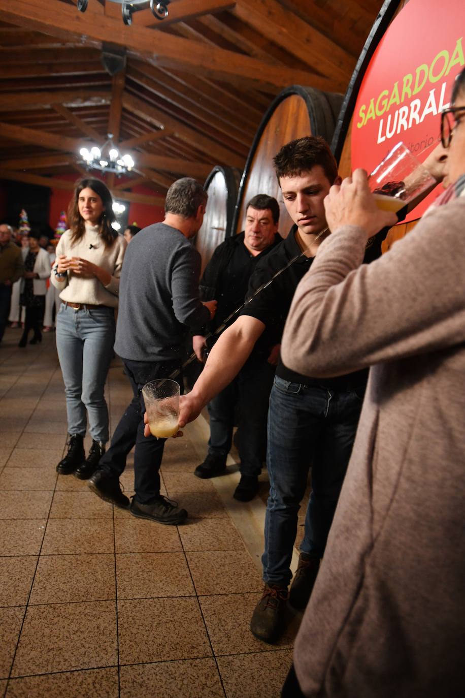 La cantante Izaro ha sido este miércoles la invitada de honor para inaugurar de manera oficial la XXVII temporada del txotx 2020 en la sidrería Alorrenea, de Astigarraga. Al grito del ya tradicional 'Gure Sagardo Berria' ('Nuestra nueva sidra'), Izaro ha abierto la primera kupela de sidra, que este año se caracteriza por ser un caldo «equilibrado y con aromas a fruta fresca». Se da la paradoja de que la cantante no bebe alcohol, como ella misma ha reconocido, aunque ha recibido con «honor» la invitación, además de con «sorpresa». Así, ha alzado el vaso y ha probado «un poquito» la sidra.