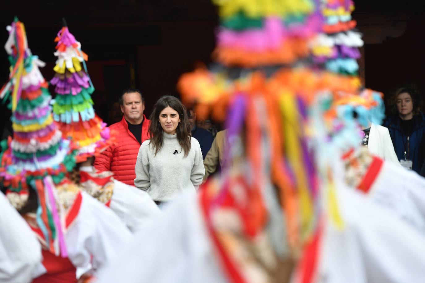 La cantante Izaro ha sido este miércoles la invitada de honor para inaugurar de manera oficial la XXVII temporada del txotx 2020 en la sidrería Alorrenea, de Astigarraga. Al grito del ya tradicional 'Gure Sagardo Berria' ('Nuestra nueva sidra'), Izaro ha abierto la primera kupela de sidra, que este año se caracteriza por ser un caldo «equilibrado y con aromas a fruta fresca». Se da la paradoja de que la cantante no bebe alcohol, como ella misma ha reconocido, aunque ha recibido con «honor» la invitación, además de con «sorpresa». Así, ha alzado el vaso y ha probado «un poquito» la sidra.