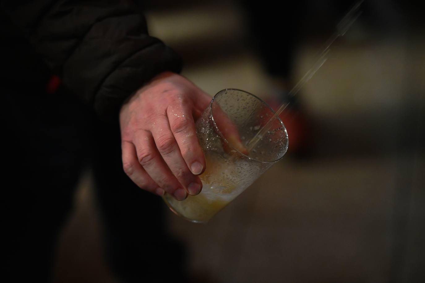 La cantante Izaro ha sido este miércoles la invitada de honor para inaugurar de manera oficial la XXVII temporada del txotx 2020 en la sidrería Alorrenea, de Astigarraga. Al grito del ya tradicional 'Gure Sagardo Berria' ('Nuestra nueva sidra'), Izaro ha abierto la primera kupela de sidra, que este año se caracteriza por ser un caldo «equilibrado y con aromas a fruta fresca». Se da la paradoja de que la cantante no bebe alcohol, como ella misma ha reconocido, aunque ha recibido con «honor» la invitación, además de con «sorpresa». Así, ha alzado el vaso y ha probado «un poquito» la sidra.