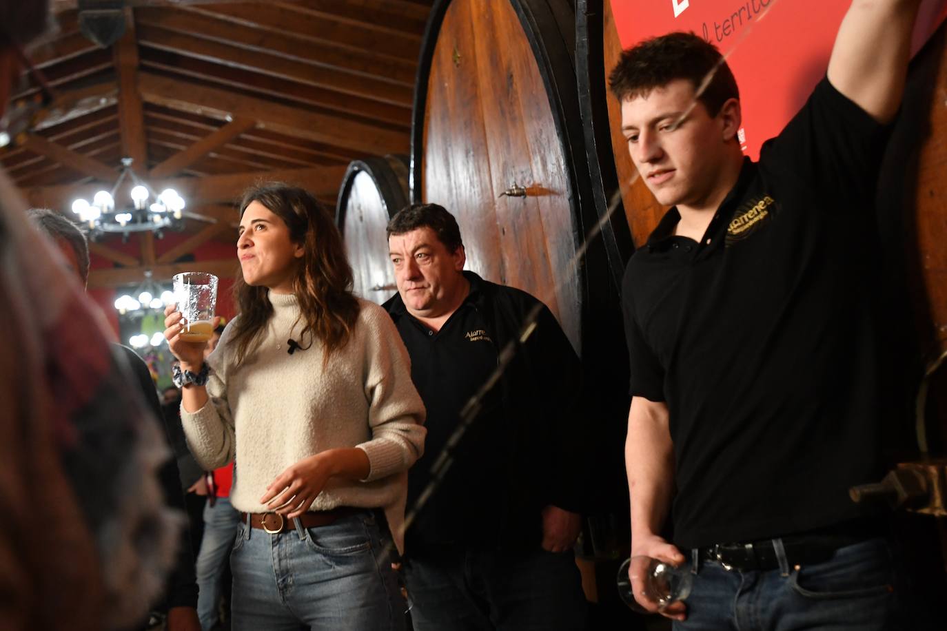 La cantante Izaro ha sido este miércoles la invitada de honor para inaugurar de manera oficial la XXVII temporada del txotx 2020 en la sidrería Alorrenea, de Astigarraga. Al grito del ya tradicional 'Gure Sagardo Berria' ('Nuestra nueva sidra'), Izaro ha abierto la primera kupela de sidra, que este año se caracteriza por ser un caldo «equilibrado y con aromas a fruta fresca». Se da la paradoja de que la cantante no bebe alcohol, como ella misma ha reconocido, aunque ha recibido con «honor» la invitación, además de con «sorpresa». Así, ha alzado el vaso y ha probado «un poquito» la sidra.