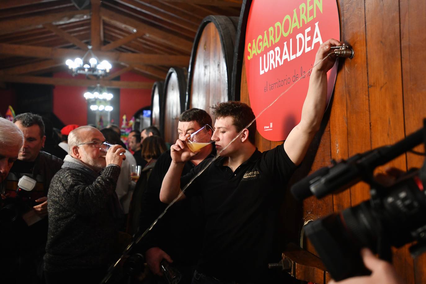 La cantante Izaro ha sido este miércoles la invitada de honor para inaugurar de manera oficial la XXVII temporada del txotx 2020 en la sidrería Alorrenea, de Astigarraga. Al grito del ya tradicional 'Gure Sagardo Berria' ('Nuestra nueva sidra'), Izaro ha abierto la primera kupela de sidra, que este año se caracteriza por ser un caldo «equilibrado y con aromas a fruta fresca». Se da la paradoja de que la cantante no bebe alcohol, como ella misma ha reconocido, aunque ha recibido con «honor» la invitación, además de con «sorpresa». Así, ha alzado el vaso y ha probado «un poquito» la sidra.
