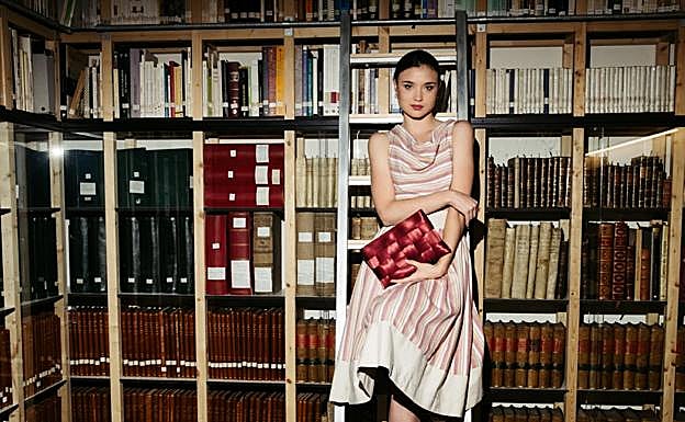 Eider Gómez, en una foto de la exposición, con un 'slowbag' de Thusberg. 