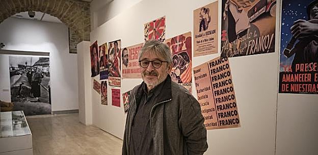 Luis Castells en la exposición del Koldo Mitxelena que se clausura esta tarde.