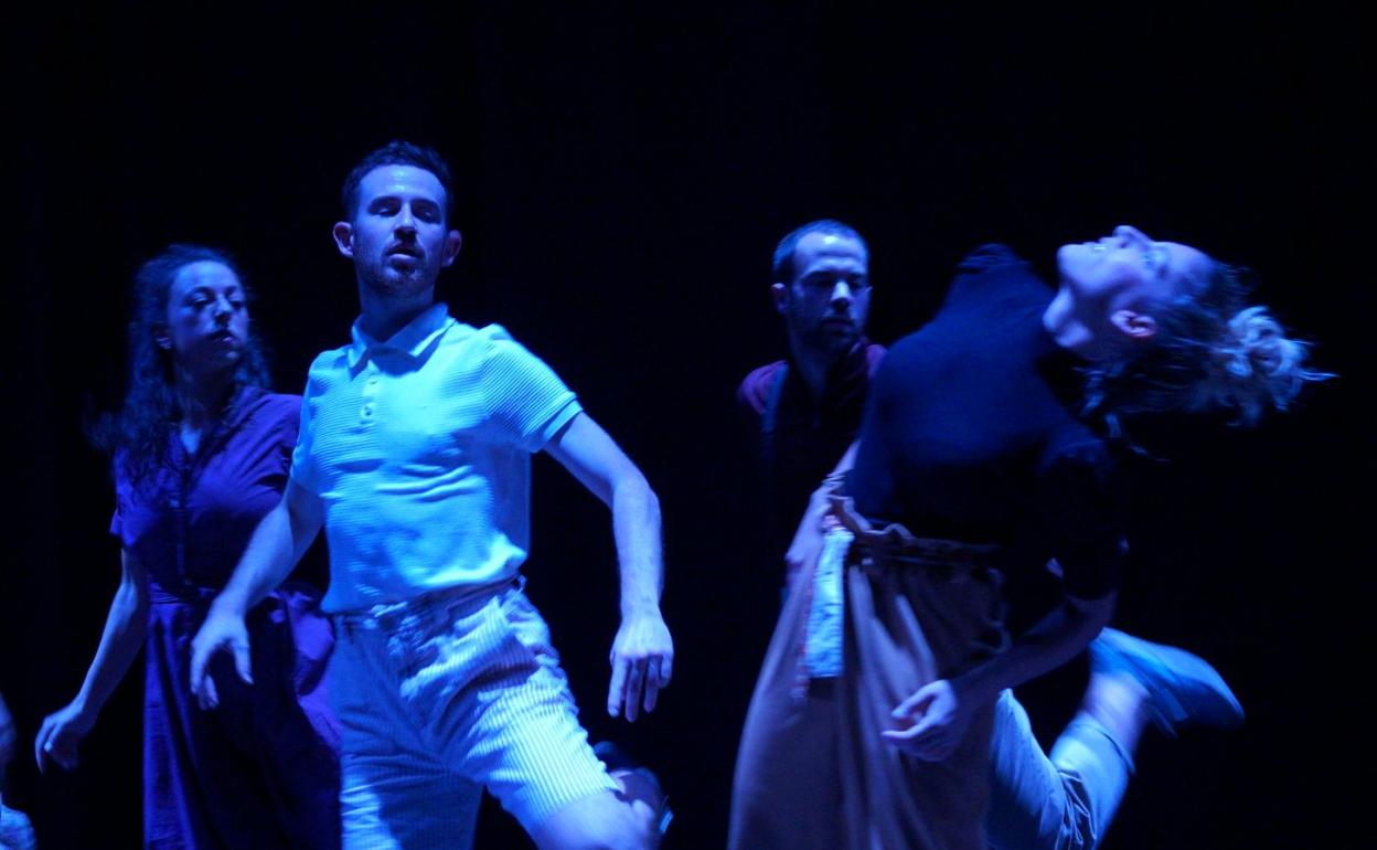 Los bailarines de Haatik, en escena.