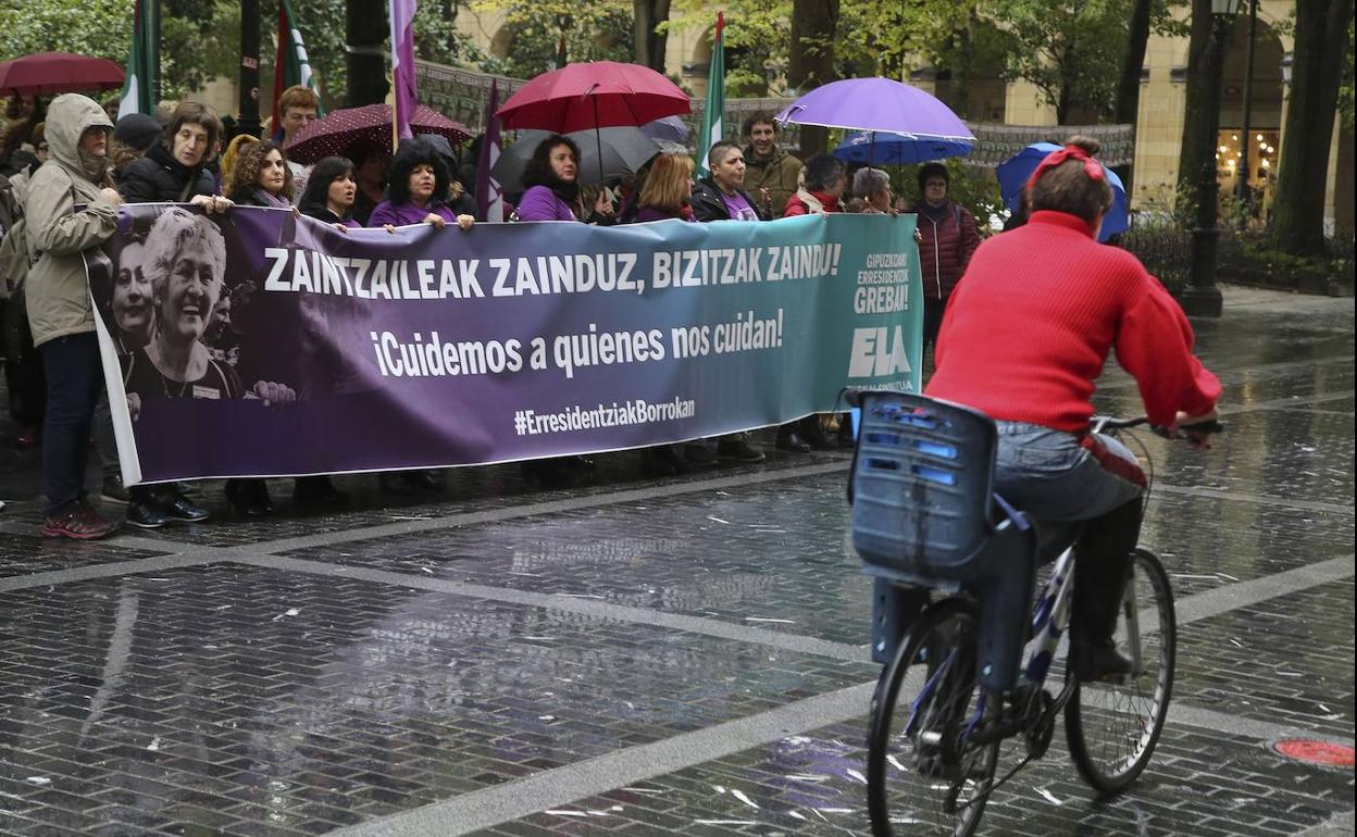 Concentración de las trabajadoras de residencias de Gipuzkoa frente a la Diputación