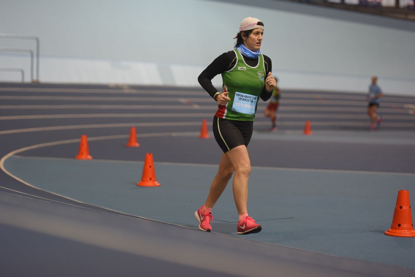 Esta mañana se ha disputado un maratón indoor con 211 vueltas en la pista en la que han participado 8 veteranos corredores, entre ellos dos guipuzcoanos: Idoia Esnaola y Jesús Egimendia.