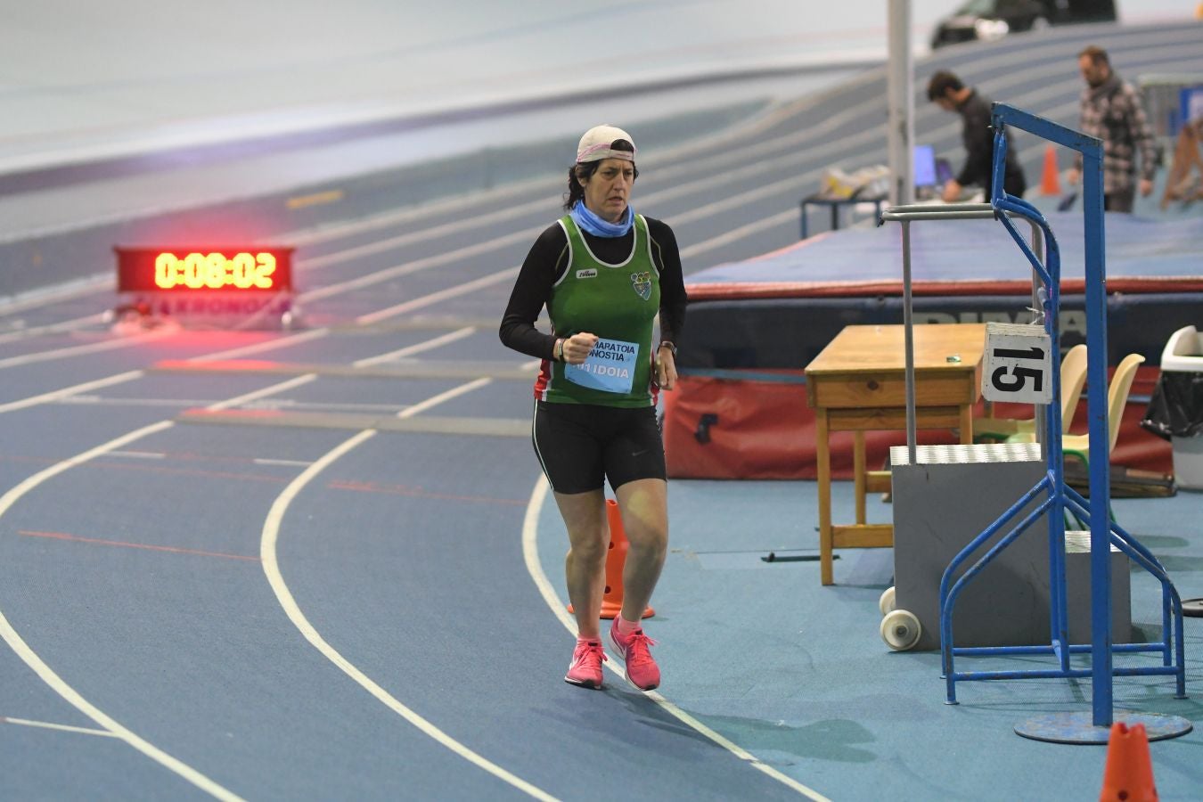 Esta mañana se ha disputado un maratón indoor con 211 vueltas en la pista en la que han participado 8 veteranos corredores, entre ellos dos guipuzcoanos: Idoia Esnaola y Jesús Egimendia.