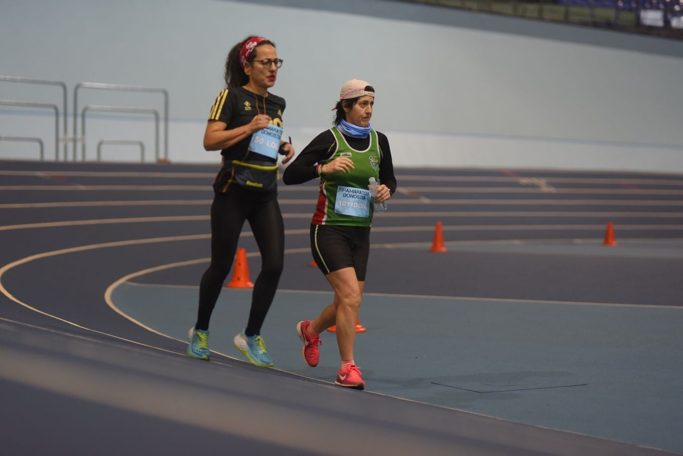 Esta mañana se ha disputado un maratón indoor con 211 vueltas en la pista en la que han participado 8 veteranos corredores, entre ellos dos guipuzcoanos: Idoia Esnaola y Jesús Egimendia.