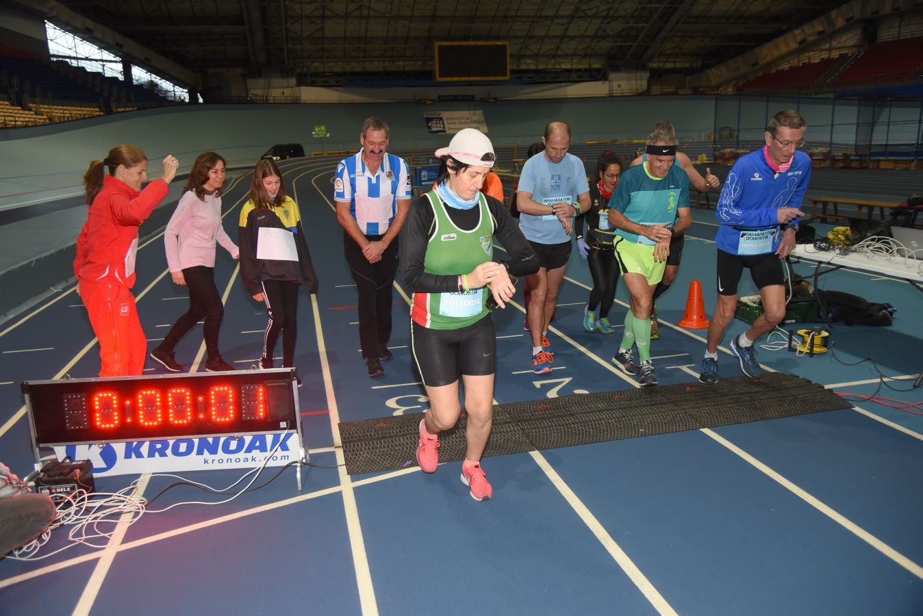 Esta mañana se ha disputado un maratón indoor con 211 vueltas en la pista en la que han participado 8 veteranos corredores, entre ellos dos guipuzcoanos: Idoia Esnaola y Jesús Egimendia.