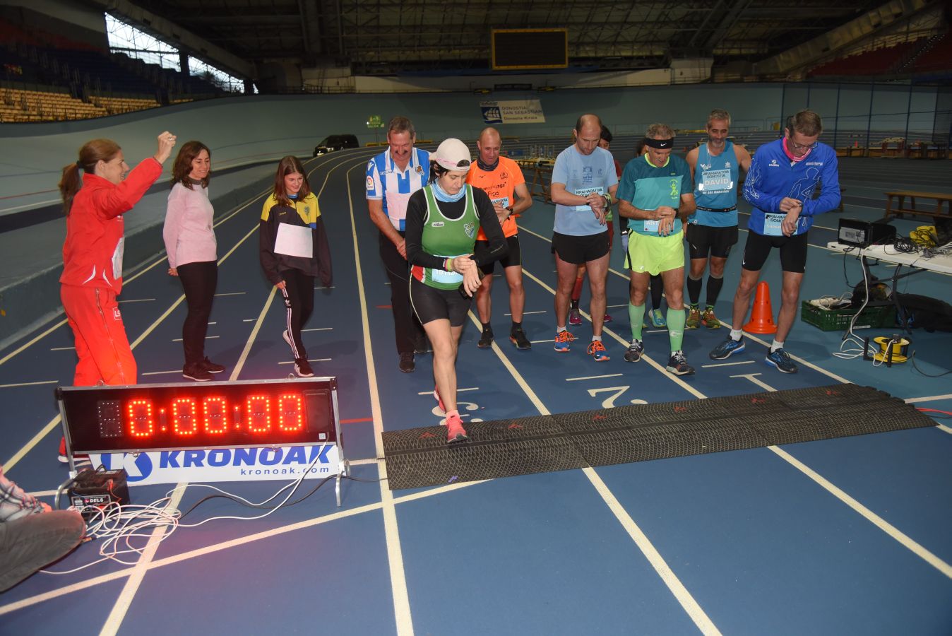 Esta mañana se ha disputado un maratón indoor con 211 vueltas en la pista en la que han participado 8 veteranos corredores, entre ellos dos guipuzcoanos: Idoia Esnaola y Jesús Egimendia.