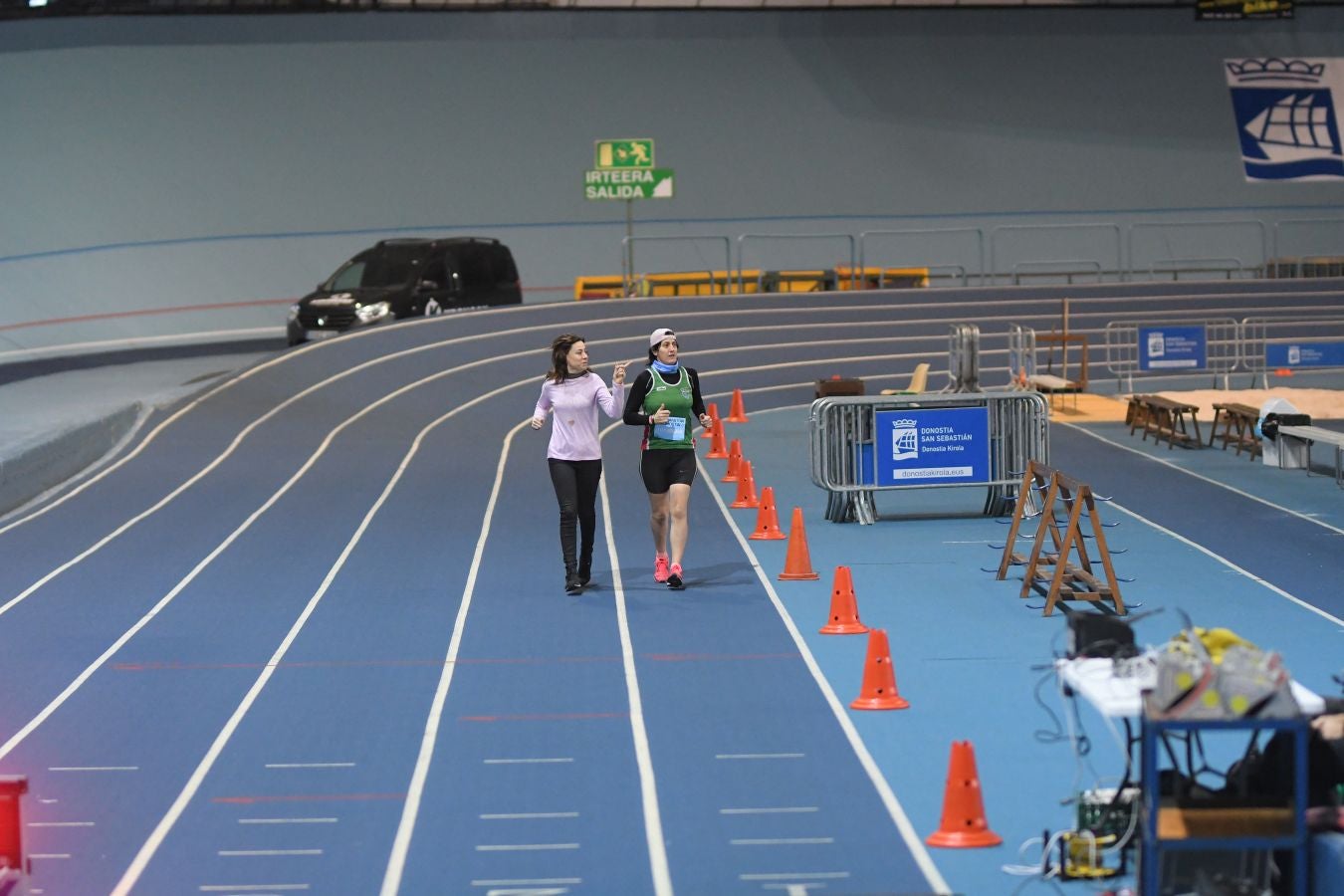 Esta mañana se ha disputado un maratón indoor con 211 vueltas en la pista en la que han participado 8 veteranos corredores, entre ellos dos guipuzcoanos: Idoia Esnaola y Jesús Egimendia.