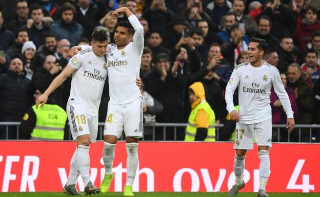 Casemiro celebra con Luka Jovic su primer gol al Sevilla.