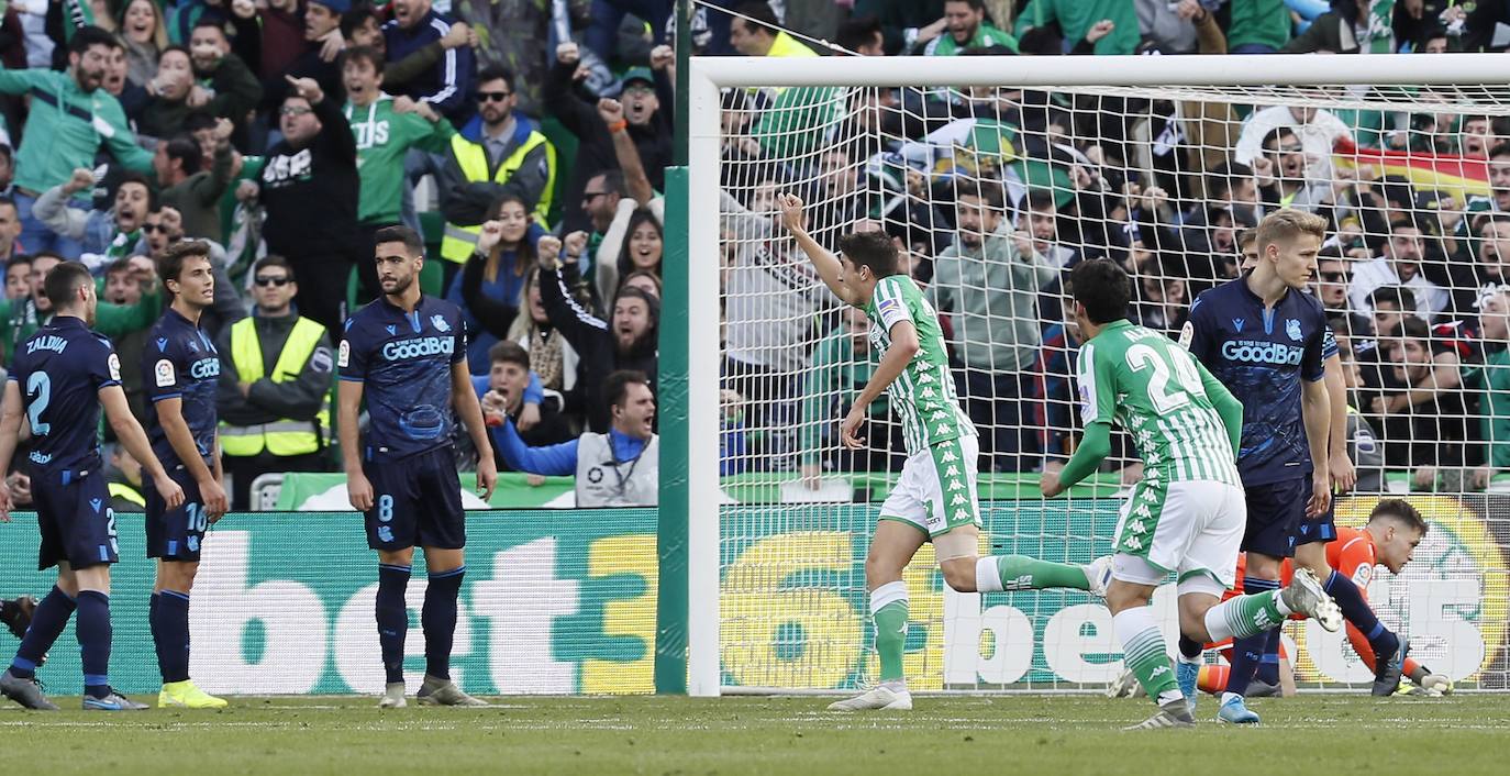Decepción de los jugadores de la Real Sociedad tras el primer gol del Betis.
