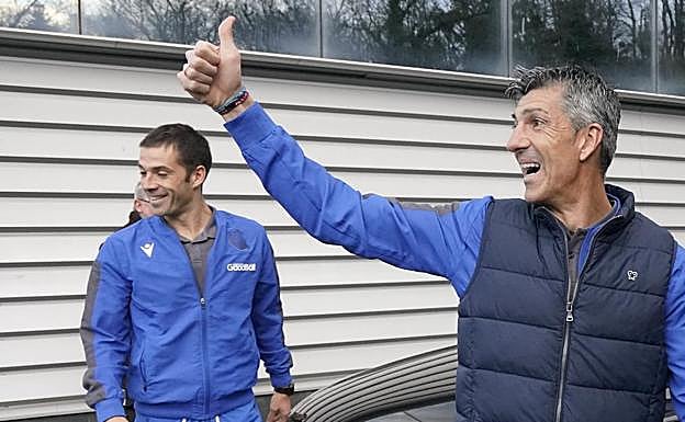 Optimismo. Imanol Alguacil y Mikel Labaka, contentos ayer tarde antes de subir al autobús para ir al aeropuerto de Pamplona, rumbo a Sevilla.