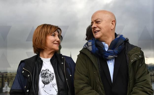 Pilar Garrido y Odón Elorza, parlamentarios por Gipuzkoa de Unidas Podemos y PSOE, durante el encuentro organizado en la terraza de Tabakalera para analizar los retos del Gobierno en clave guipuzcoana. 