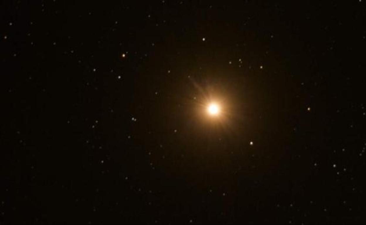 La estrella Betelgeuse palidece y los astrónomos se agitan