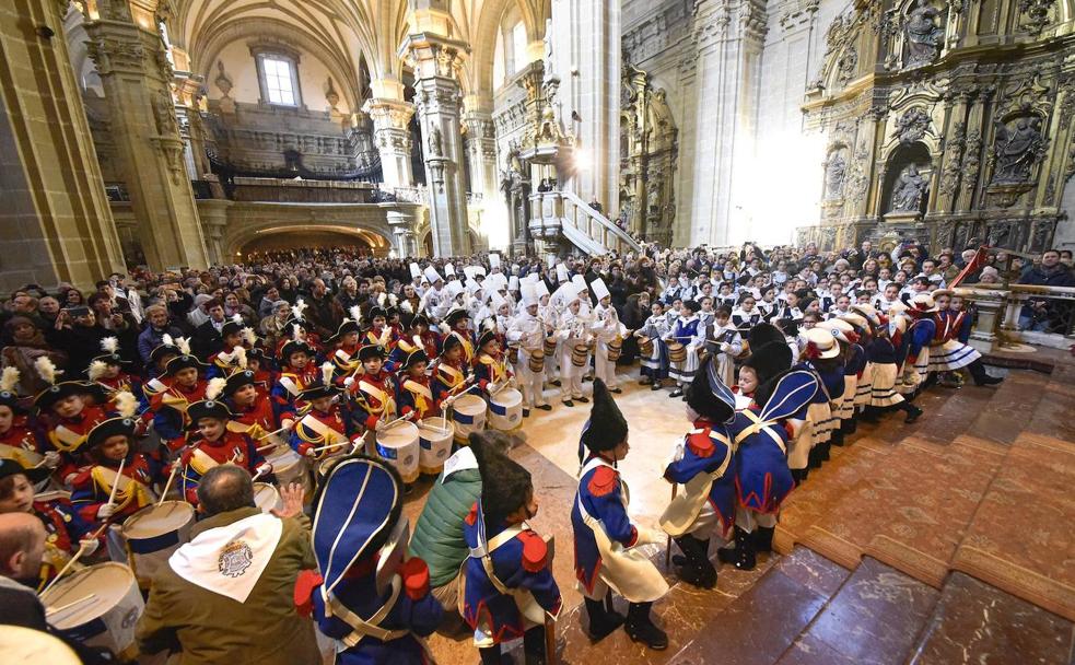 La tamborrada infantil de Euskal Billera interpreta la Marcha de San Sebastián a los pies del altar de Santa María.