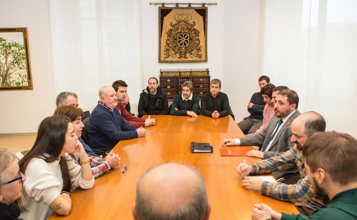 Los familiares y los alcaldes de la zona se han reunido con el presidente de Parlamento de Navarra, Unai Hualde.