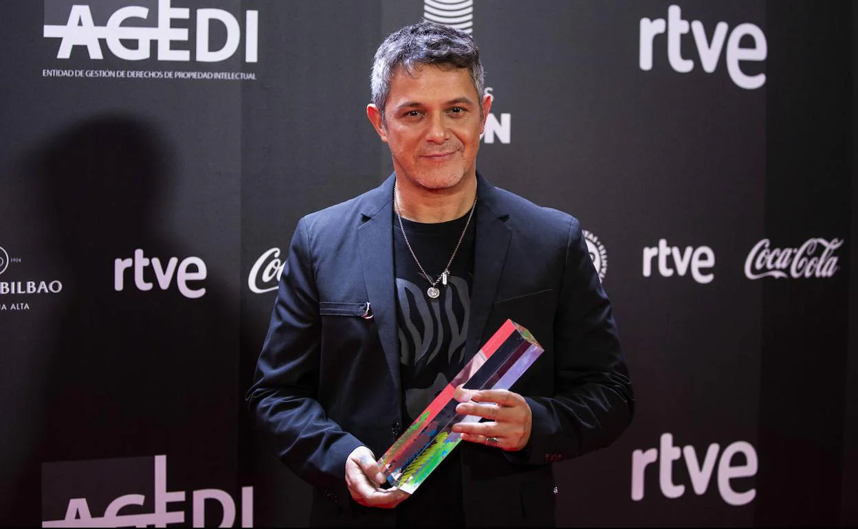 Alejandro Sánz, con su premio Odeón al Mejor Álbum.