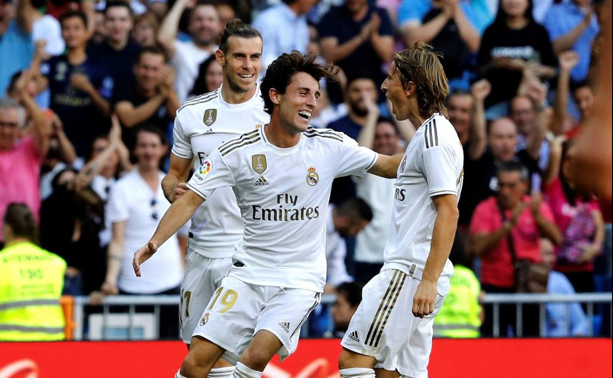 Álvaro Odriozola celebra un gol con el Real Madrid.
