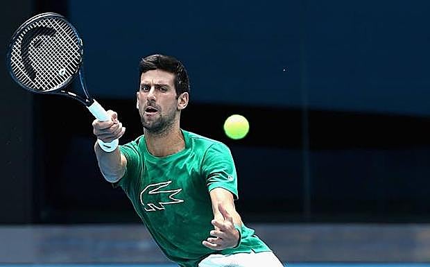 Djokovic, que cede un set, y Federer cumplen el trámite en una lluviosa jornada inicial
