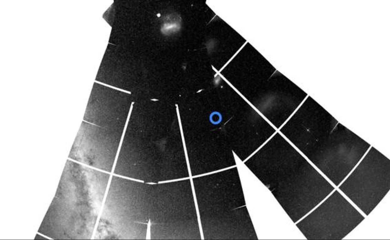 Una instantánea de TESS de parte del cielo del sur que muestra la ubicación de ν Indi (círculo azul), el plano de la Vía Láctea (abajo a la izquierda) y el polo eclíptico del sur (arriba).