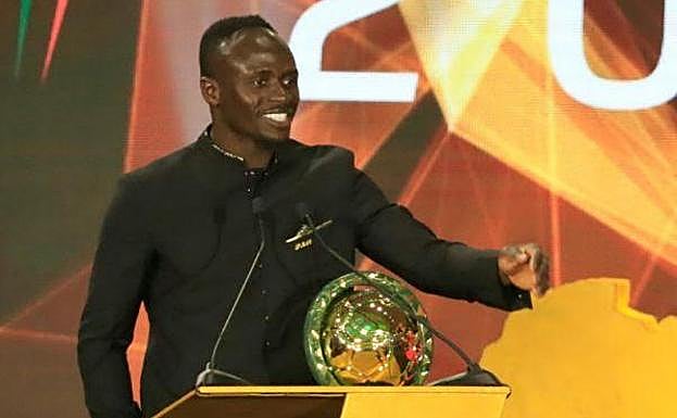 El senegalés del Liverpool Sadio Mané, con el trofeo de mejor jugador africano.