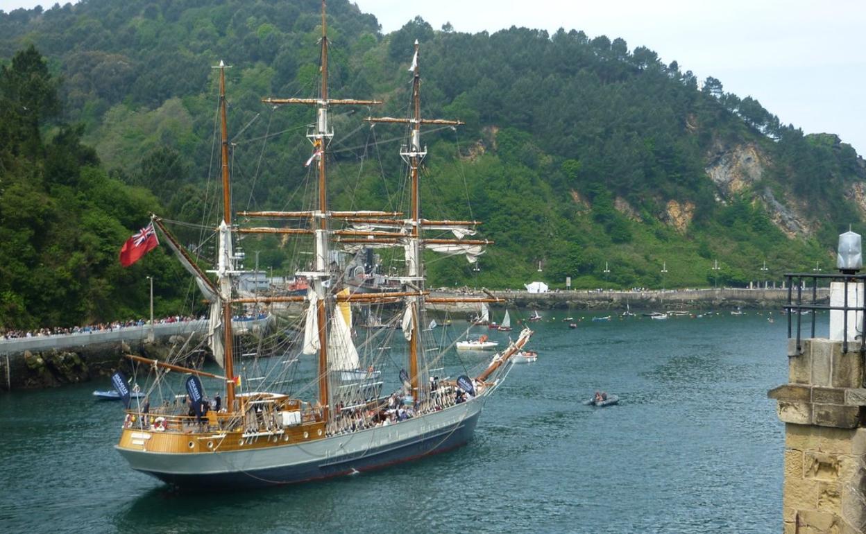 Festival Marítimo. Las embarcaciones tradicionales llenaron de animación las aguas de la bahía de Pasaia. 