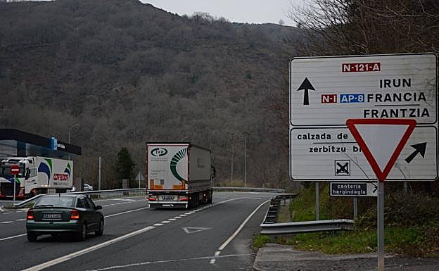 Un camión circula por la N-121-A en Bera.