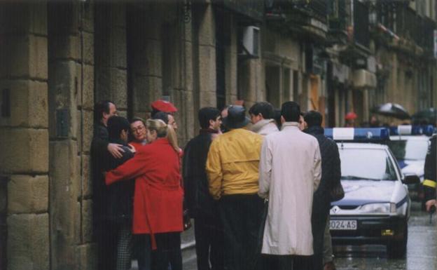 Dos imágenes del exterior del restaurante La Cepa, tras el asesinato de Ordóñez a manos de ETA.