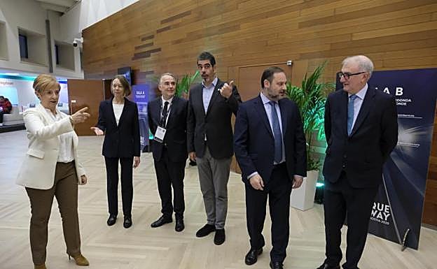 Tapia y Ábalos se reunieron antes de inaugurar el Basque Rail Way ayer en el Kursaal, donde se debatieron los retos de la alta velocidad