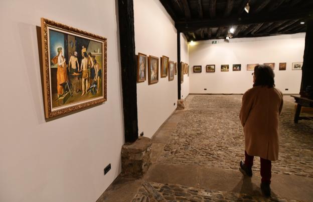 Begoña Ruiz, bajo las vigas del palacete de los Oquendo, que acoge los cuadros pintados por su padre. 