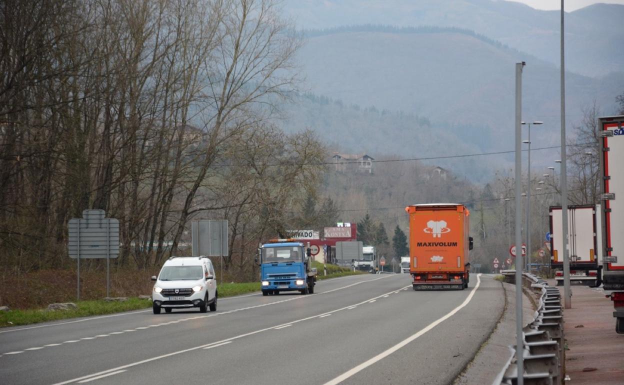 Tráfico en la N-121-A a la altura de Sunbilla. 